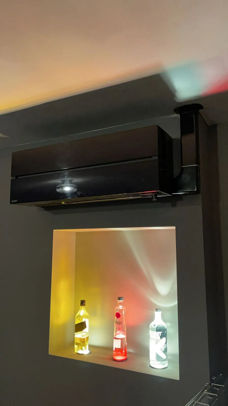 Mitsubishi matzwart in een lounge
